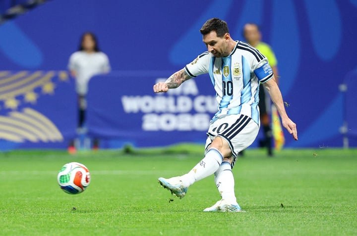 HLV Lionel Scaloni khẳng định Messi vẫn là lựa chọn trên chấm 11 m. (Ảnh: Reuters)