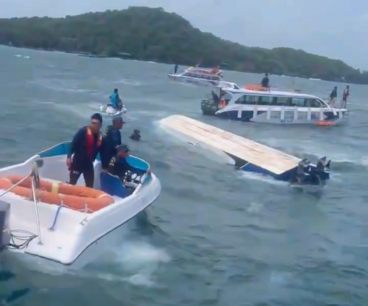 Tàu thuyền của các lực lượng cứu hộ, tàu thuyền của ngư dân địa phương khẩn trương tham gia cứu hộ tại hiện trường vụ lật ca nô.