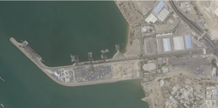 Ảnh vệ tinh ghi lại thiệt hại tại tháp điều khiển ở cảng Chabahar (Iran) sau khi quân đội Mỹ tuyên bố mở đợt không kích mới nhằm duy trì tự do hàng hải qua eo biển Hormuz. (Ảnh: Reuters)