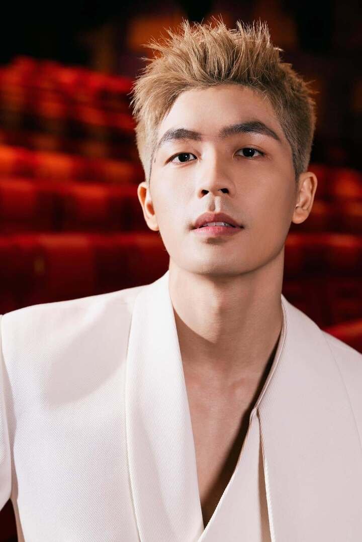Quốc Anh sinh năm 1998, sở hữu chiều cao khoảng 1m86. Trước khi nổi tiếng ở lĩnh vực phim ảnh, anh hoạt động với vai trò người mẫu.