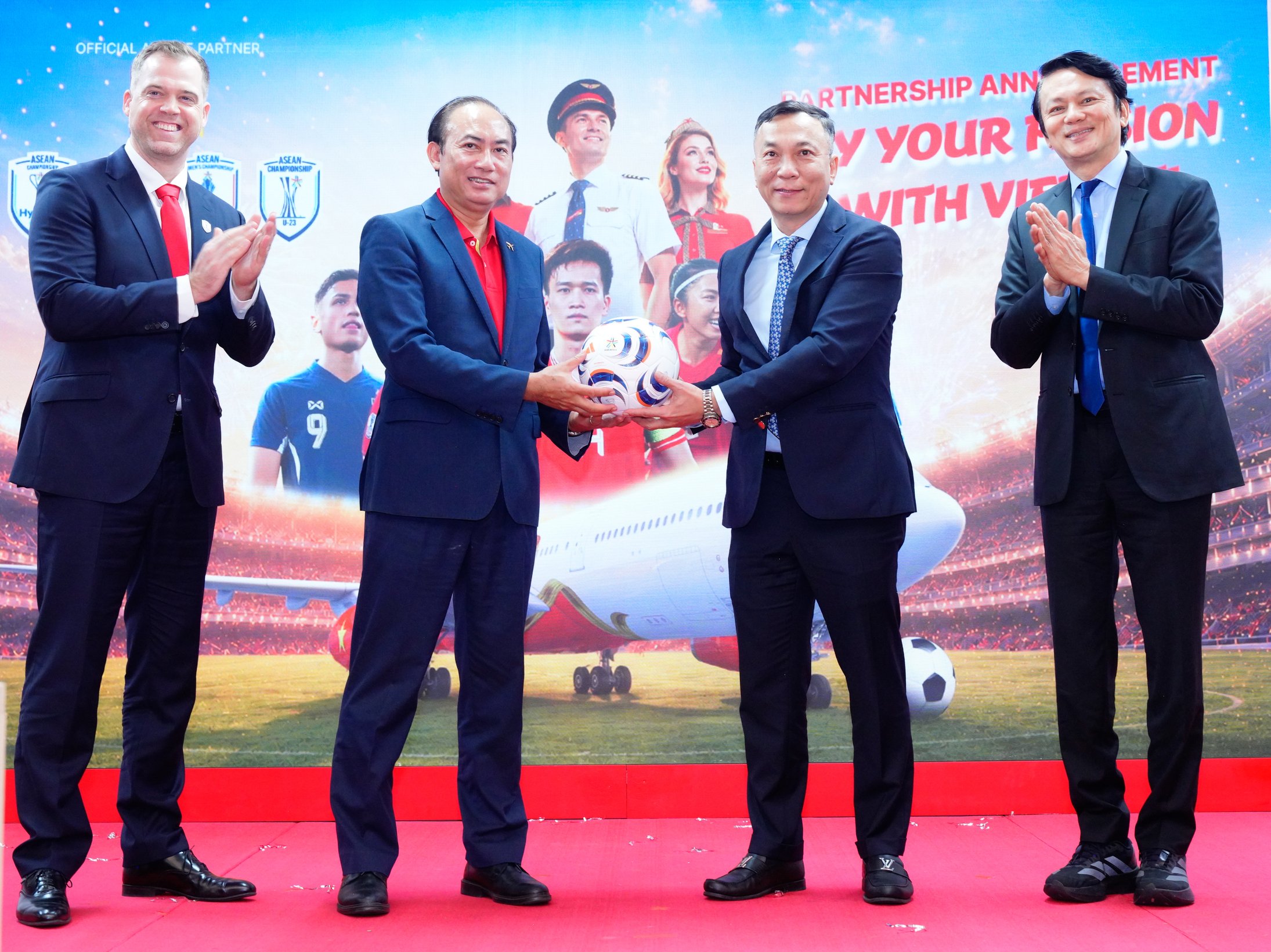 14-1784037300-vietjet-va-ngan-hang-so-vikki-tro-thanh-don-vi-dong-hanh-cung-asean-united-fc