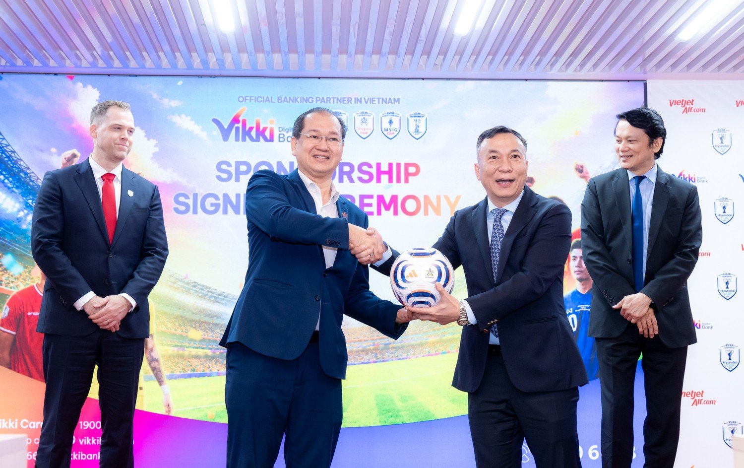 14-1784037301-vietjet-va-ngan-hang-so-vikki-tro-thanh-don-vi-dong-hanh-cung-asean-united-fc