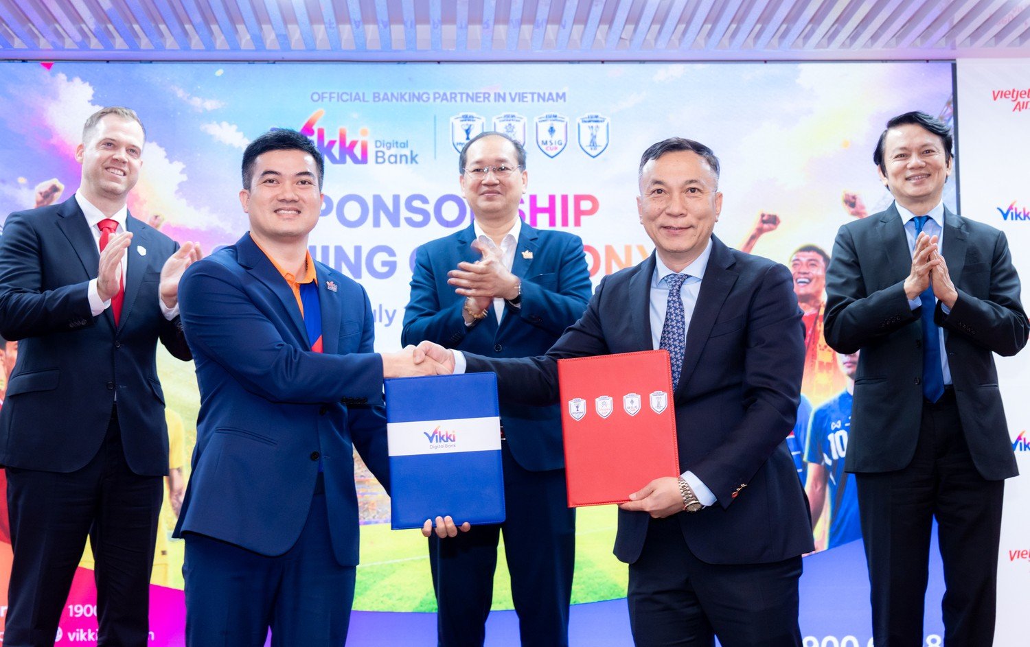 14-1784037301-vietjet-va-ngan-hang-so-vikki-tro-thanh-don-vi-dong-hanh-cung-asean-united-fc