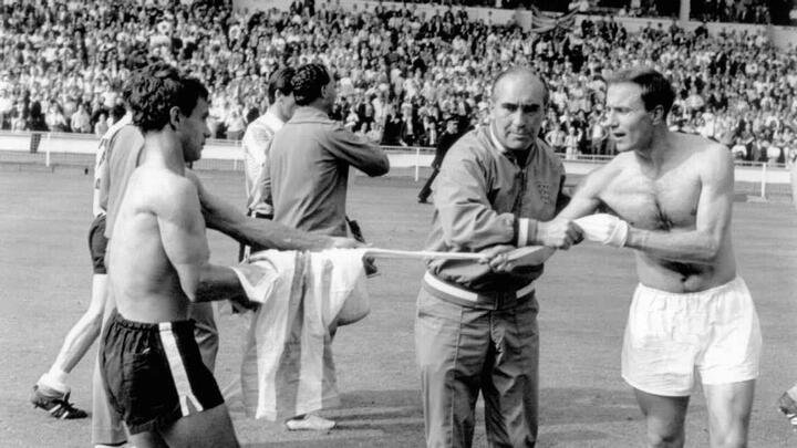 Sau trận đấu căng thẳng tại World Cup 1966, theo yêu cầu của HLV trưởng tuyển Anh Alf Ramsey, cầu thủ hai đội Anh và Argentina đã không đổi áo cho nhau.