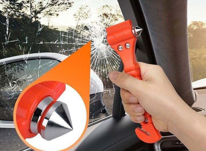 Dụng cụ thoát hiểm trên ô tô không bao giờ thừa.