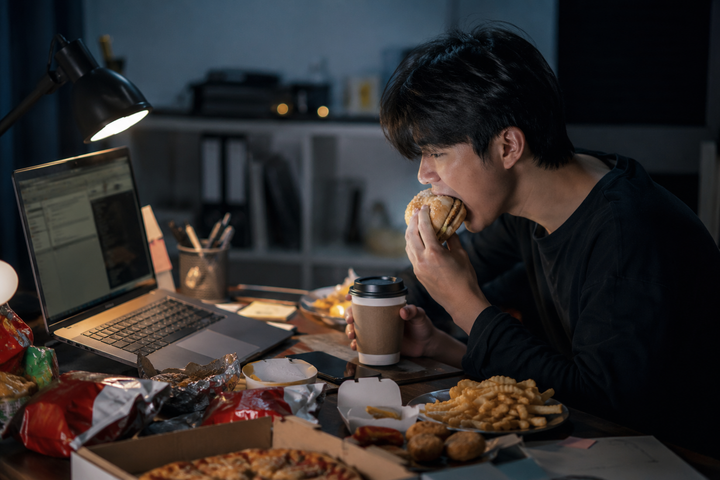 Người trẻ đang tích lũy nguy cơ bệnh tật từ thói quen ăn uống thiếu khoa học (Ảnh minh họa)