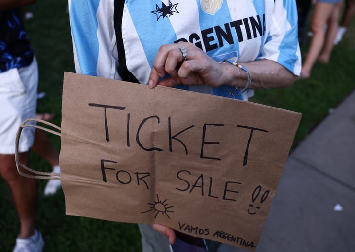 Người hâm mộ trả giá đắt đỏ cho tấm vé xem World Cup. (Ảnh: Reuters)