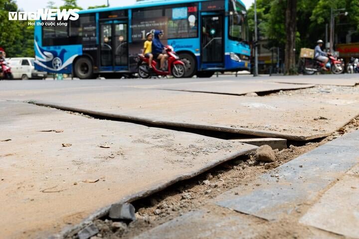 Hàng loạt tuyến phố cổ Hà Nội bụi mịt mù, mặt đường nham nhở - 4