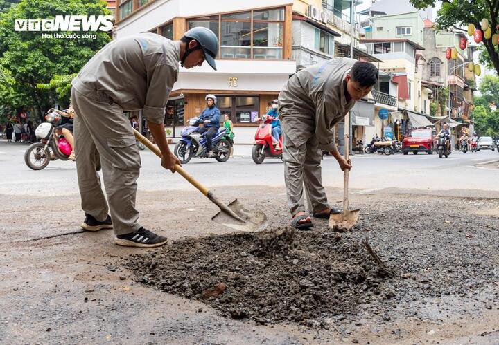 Để hạn chế bụi phát sinh trong quá trình thi công và đảm bảo an toàn giao thông, đơn vị thi công thuộc Công ty Nước sạch số 3 Hà Nội hằng ngày đều bố trí lực lượng kiểm tra hiện trường, thực hiện tưới nước giảm bụi, san gạt mặt đường và khắc phục các vị trí bị lún.