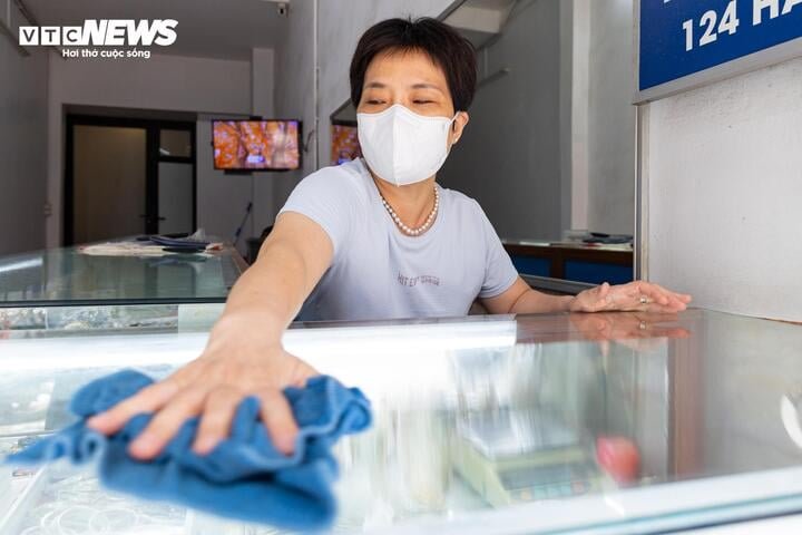 Để giữ hàng hóa luôn sạch sẽ, chị Hương cùng các tiểu thương phải liên tục lau chùi tủ kính. Thế nhưng, chỉ sau khoảng 15–20 phút, một lớp bụi mới lại phủ kín bề mặt, buộc họ phải vệ sinh nhiều lần trong ngày. Tình trạng bụi bẩn kéo dài không chỉ ảnh hưởng trực tiếp đến hoạt động kinh doanh mà còn tiềm ẩn nguy cơ tác động đến sức khỏe người dân, đồng thời làm giảm mỹ quan khu phố cổ - một trong những điểm đến thu hút đông du khách của Thủ đô.