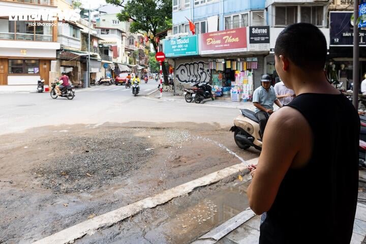Để hạn chế bụi phát tán, mỗi ngày phải liên tục tưới nước, có thời điểm lên tới hàng chục lần. 