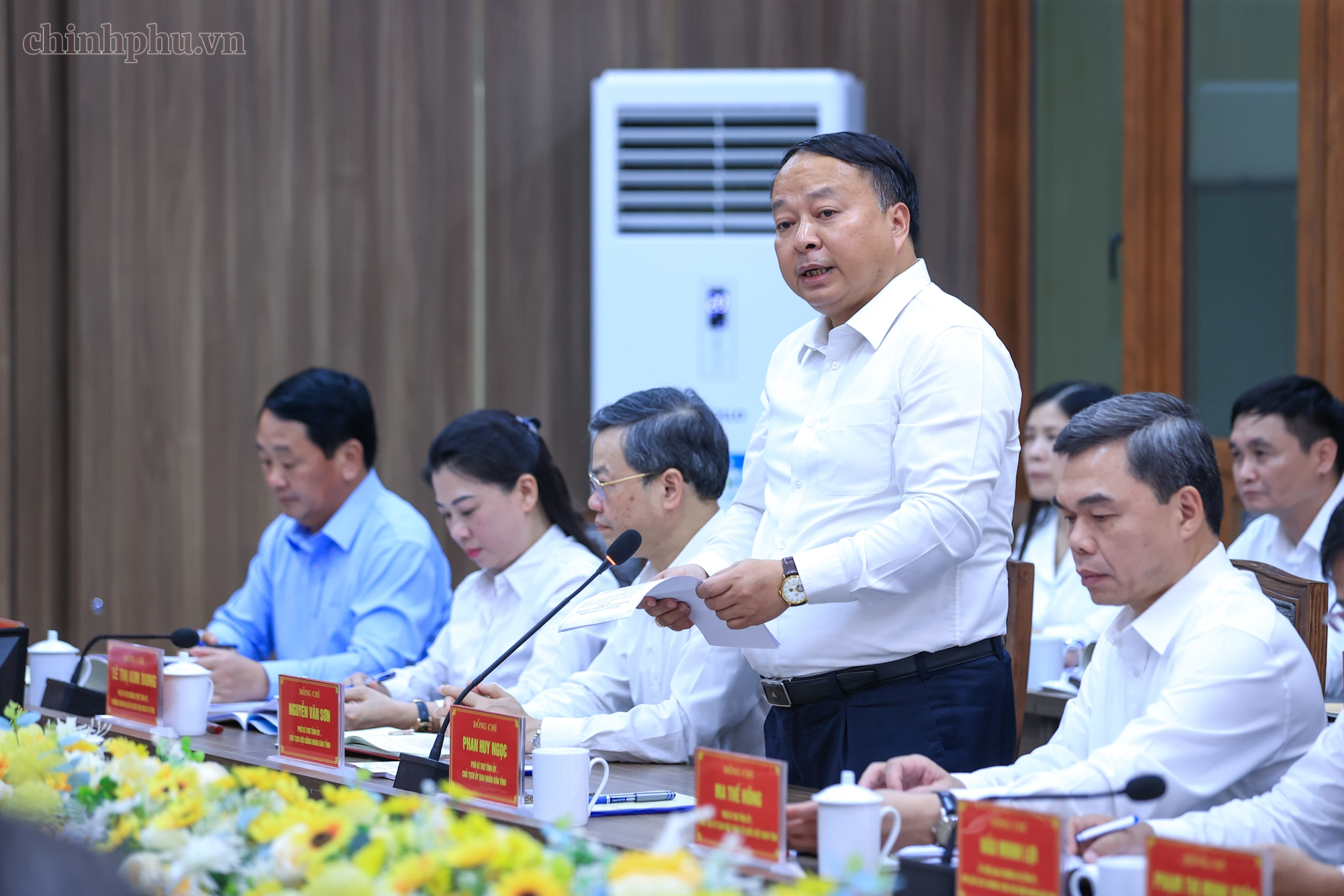 Chủ tịch UBND tỉnh Tuyên Quang Phan Huy Ngọc báo cáo tại cuộc làm việc. (Ảnh: VGP)