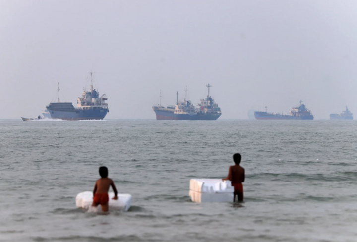Tàu thuyền ở eo biển Hormuz gần bãi biển Bandar Abbas, Iran. (Ảnh: Reuters)