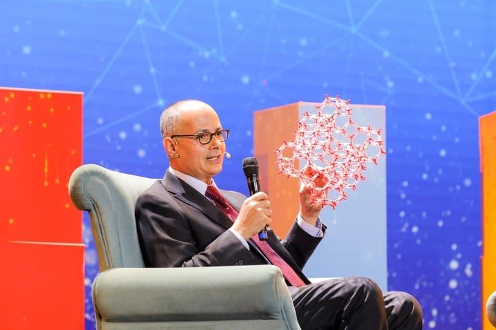 GS. Omar Yaghi đang tham gia Hội đồng Cố vấn của Trung tâm Trí tuệ Môi trường (CEI), Trường ĐH VinUni. Năm 2025, công trình khoa học về AIRES đã chính thức được xuất bản trên Nature Synthesis - tạp chí khoa học uy tín hàng đầu thế giới, công bố các nghiên cứu xuất sắc và có ảnh hưởng lớn trong lĩnh vực tổng hợp hóa học và công nghệ vật liệu mới. (Ảnh: VinFuture)