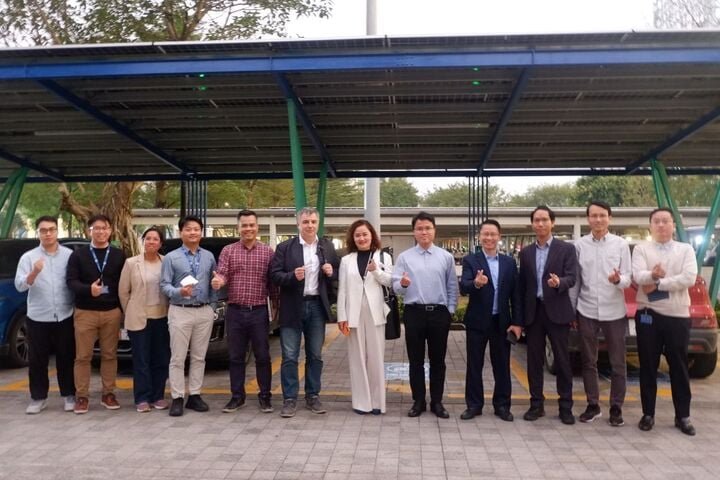 GS. Konstantin Novoselov cùng các nhà nghiên cứu tại Phòng thí nghiệm Khoa học Vật liệu Kỹ thuật số (DMS), Trung tâm Trí tuệ Môi trường (CEI), VinUni, tại VOLTERRA - hệ thống sạc thông minh đột phá được phát triển bởi các nhà khoa học CEI và thế giới. (Ảnh: CEI)
