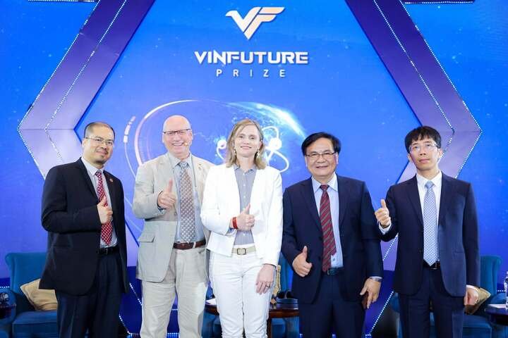 GS.TS.BS. Mai Duy Tôn (Giám đốc Trung tâm Đột quỵ Bệnh viện Bạch Mai, ngoài cùng bên phải của ảnh) cùng GS. Valery Feigin (Đại học Auckland, New Zealand, thứ 2 từ trái sang), một trong những chuyên gia hàng đầu thế giới về đột quỵ, tại Tuần lễ Khoa học Công nghệ VinFuture 2024. (Ảnh: VinFuture)