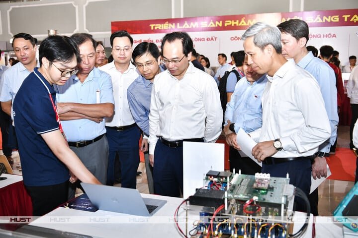Bộ trưởng GD&ĐT Hoàng Minh Sơn, GS.TS Lê Anh Tuấn (bên phải) cùng các đại biểu xem ý tưởng NCKH của sinh viên Bách khoa Hà Nội tại Không gian Đổi mới sáng tạo liên ngành. (Ảnh: HUST)