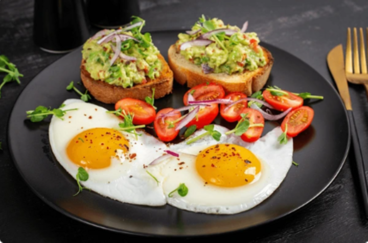 Kết hợp đúng thực phẩm giúp tăng khả năng hấp thu dưỡng chất (Ảnh: Shutterstock)