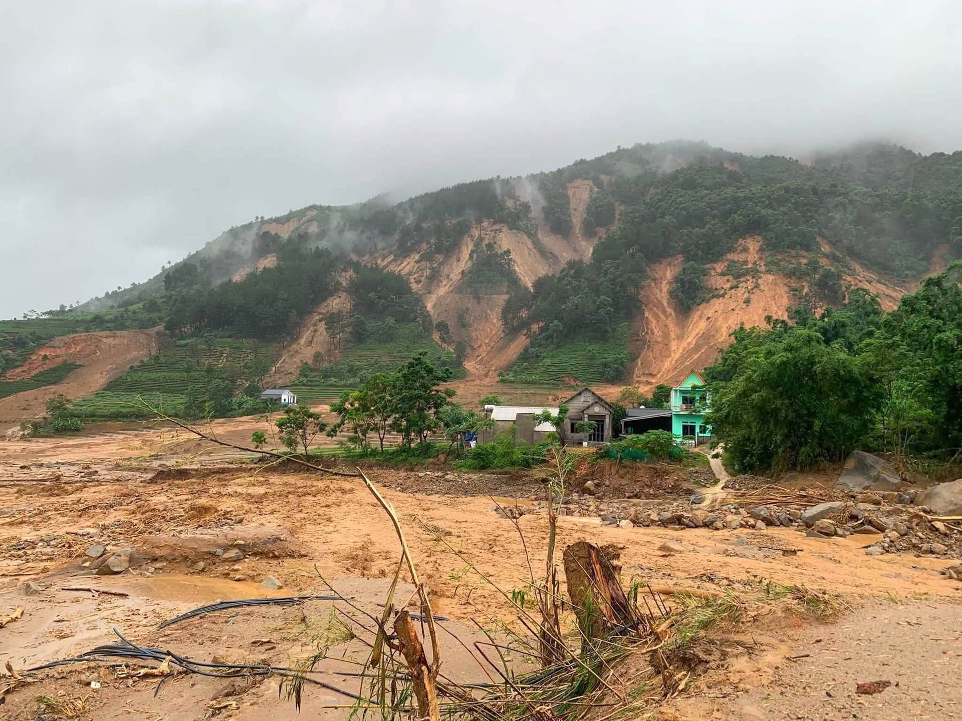 Lũ quét, sạt lở càn quét Lai Châu, Sơn La: 1 người tử vong, nhiều nhà sập - 4