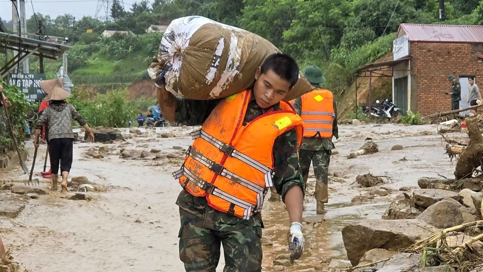 Lũ quét, sạt lở càn quét Lai Châu, Sơn La: 1 người tử vong, nhiều nhà sập - 8