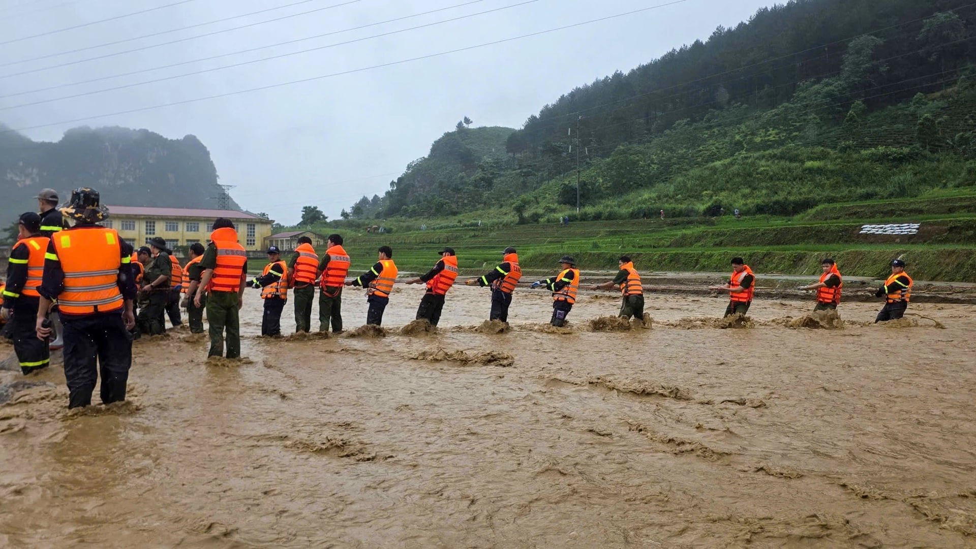 Lũ quét, sạt lở càn quét Lai Châu, Sơn La: 1 người tử vong, nhiều nhà sập - 9