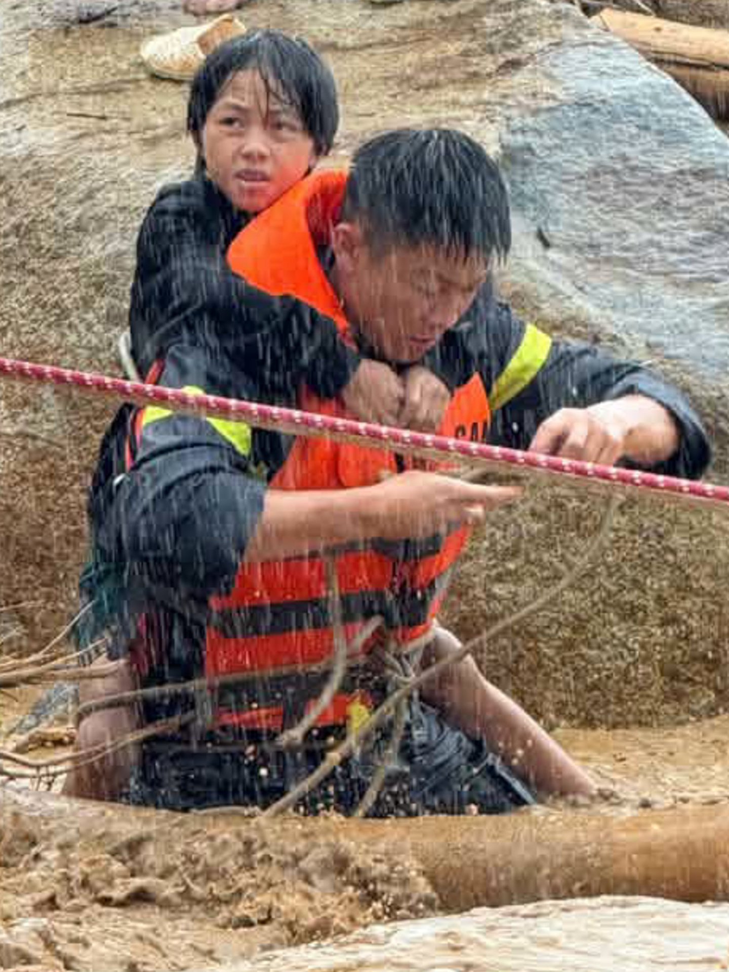 Cán bộ, chiến sĩ dầm mình trong mưa lũ ứng cứu người dân ở Lai Châu - 5