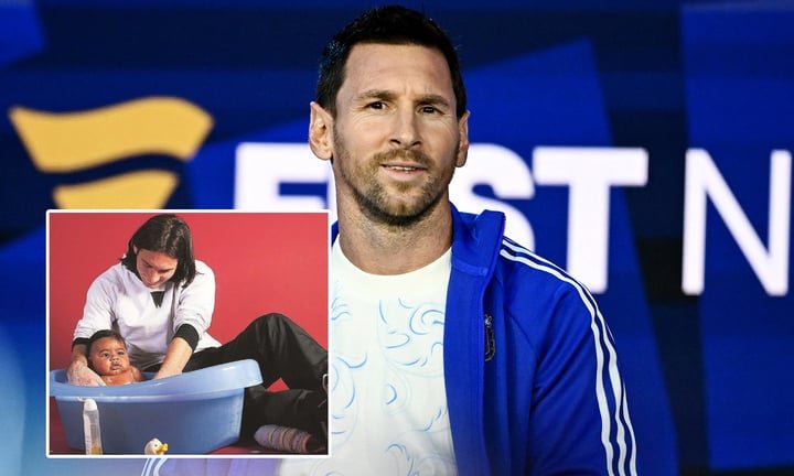 Bức ảnh Messi tắm cho Yamal có thể trở thành biểu tượng của lịch sử bóng đá thế giới.