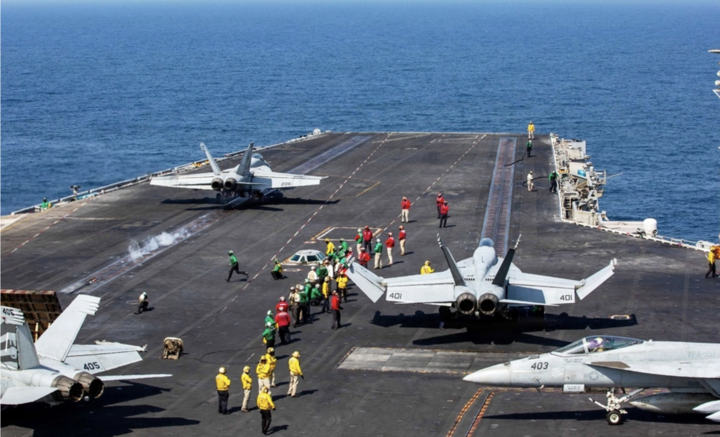 Tiêm kích trên tàu sân bay USS Abraham Lincoln. (Ảnh: AP)