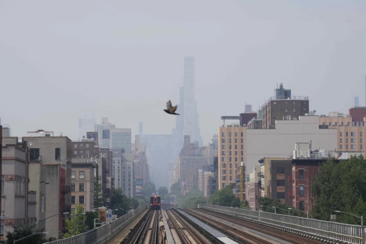 Khói cay nồng bao phủ bầu trời New York, Mỹ hôm 17/7. (Ảnh: Getty)