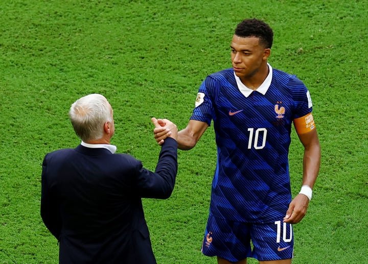 Mbappe tri ân huấn luyện viên Deschamps. (Ảnh: Reuters)