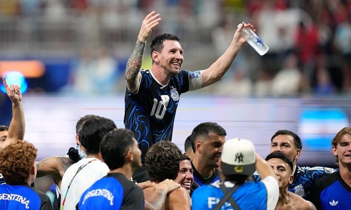 Messi đưa Argentina vào chung kết, nơi anh trở lại đối mặt với cơn ác mộng của quá khứ. (Ảnh: AP)