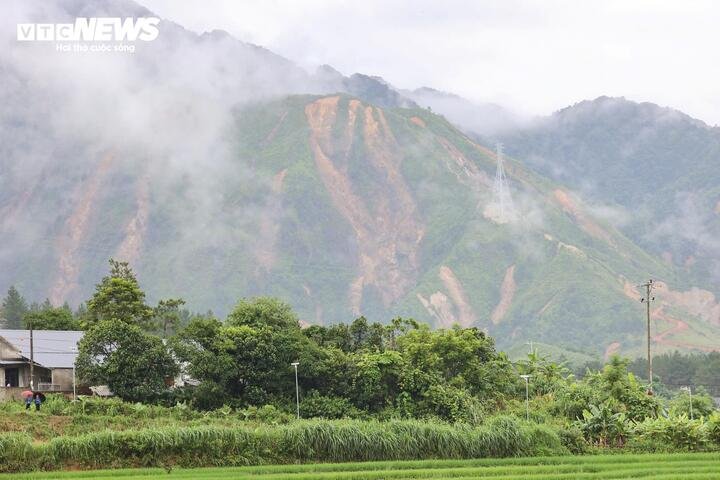 Không chỉ để lại những thiệt hại nặng nề về người và tài sản, trận mưa lũ còn xé toạc nhiều sườn núi ở Lai Châu, để lộ những
