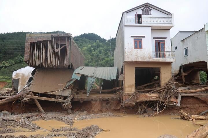 Nhiều gia đình trở về sau lũ chỉ còn thấy nền nhà bị vùi trong bùn đất, nhiều tài sản tích cóp nhiều năm phút chốc bị cuốn sạch.