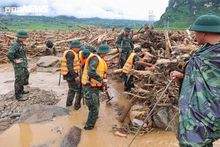 Dù nhiều tuyến đường bị chia cắt, bùn đất ngập sâu và nguy cơ sạt lở vẫn hiện hữu nhưng các cán bộ, chiến sĩ vẫn bám địa bàn, giúp người dân dọn dẹp nhà cửa, khơi thông đường sá và sớm ổn định cuộc sống.