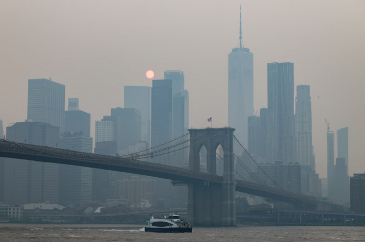 Khói từ các vụ cháy rừng bao phủ New York, Mỹ. (Ảnh: EPA)