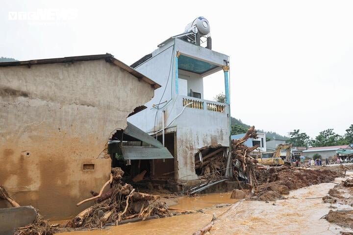 Theo lời kể của anh, rạng sáng hôm xảy ra lũ quét, trong nhà có mẹ, vợ, hai con nhỏ và em trai. Khi nước bất ngờ tràn vào, cả gia đình vội tìm đường chạy lên phía sau nhà để thoát thân. Vợ anh bế con nhỏ ra ngoài trước, còn bà Hoa quay lại đón cháu thì không may trượt chân.