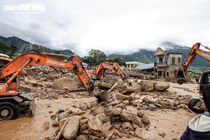 Sau trận lũ quét kinh hoàng, khu dân cư đội 11, xã Mường Than vẫn phủ kín bùn đất, cây gãy đổ và những đống đổ nát. (Ảnh: Minh Đức)