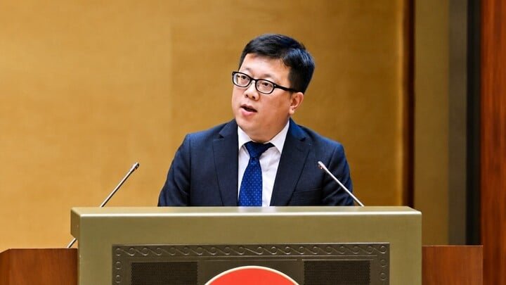 Ông Lưu Anh Tuấn, Phó TGĐ VinSmart Future kiêm Giám đốc điều hành Trung tâm nghiên cứu trí tuệ nhân tạo Trường Đại học VinUni, tham luận tại hội nghị. (Ảnh: VGP)