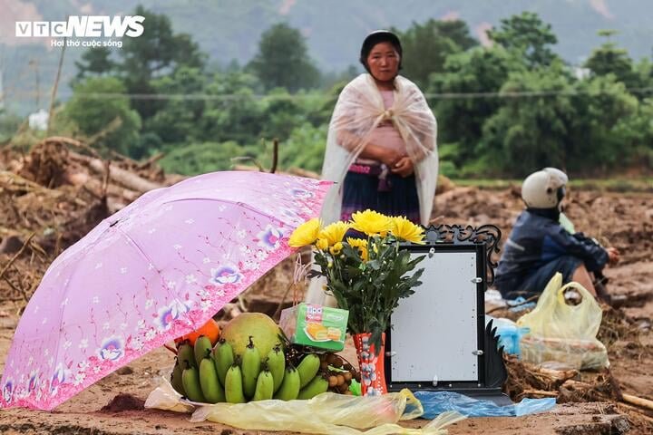 Bàn thờ tạm trên nền móng căn nhà đã bị dòng lũ cuốn phăng.