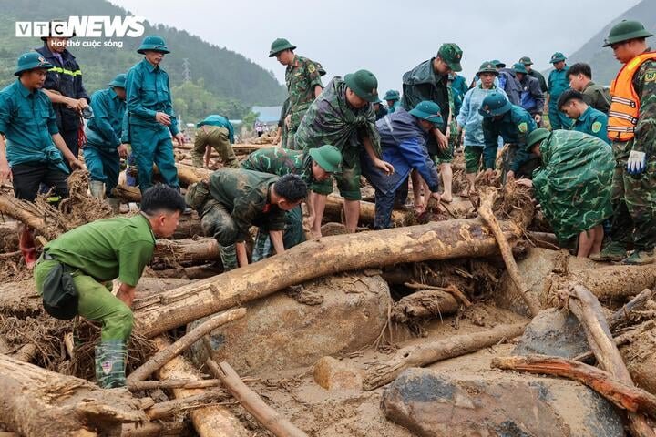 Lực lượng chức năng tìm kiếm các nạn nhân còn mất tích trong vụ lũ quét ở Lai Châu. (Ảnh: Minh Đức)