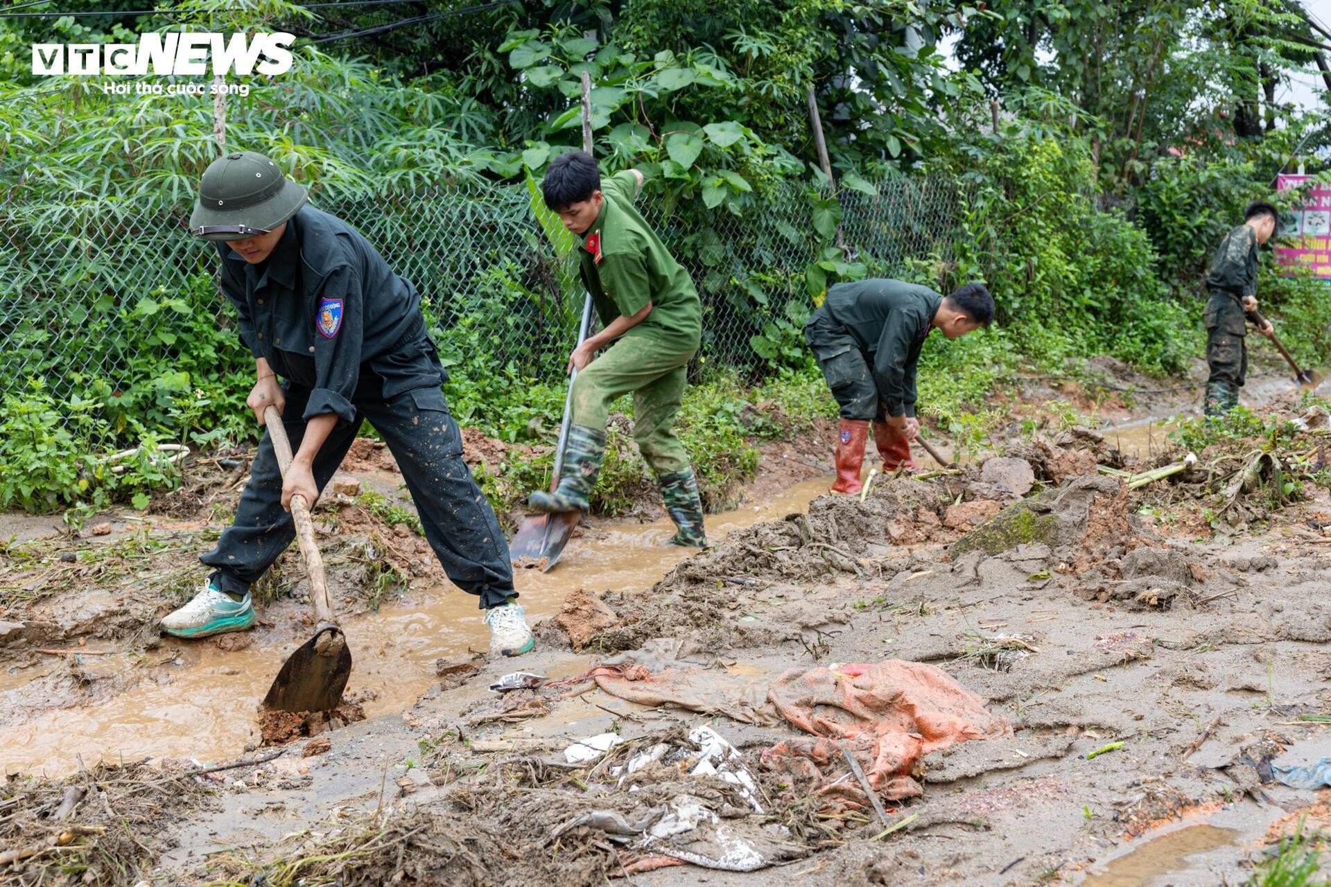 Những bàn tay không để hy vọng bị vùi lấp sau lũ dữ ở Mường Than - 2