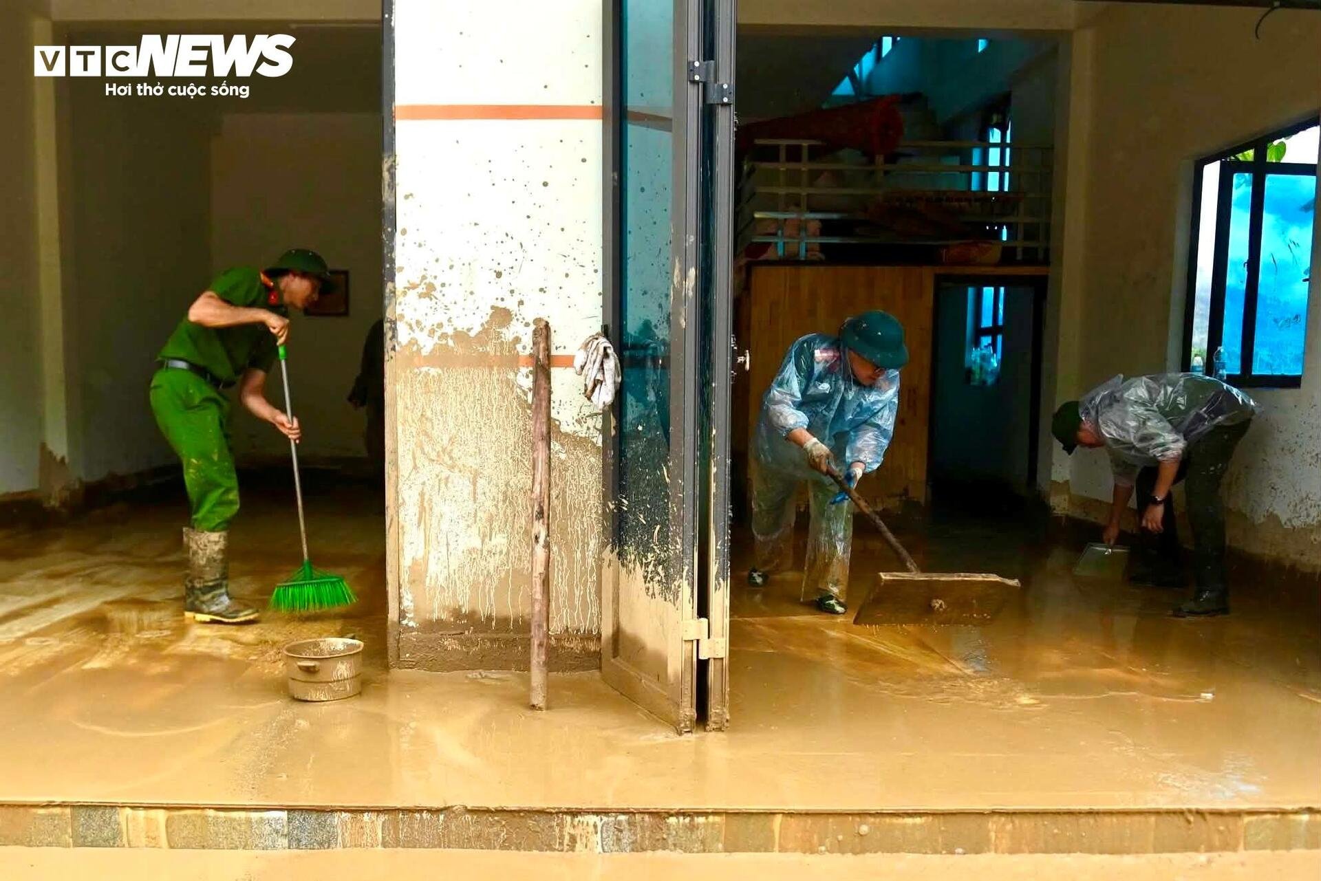 Những bàn tay không để hy vọng bị vùi lấp sau lũ dữ ở Mường Than - 3