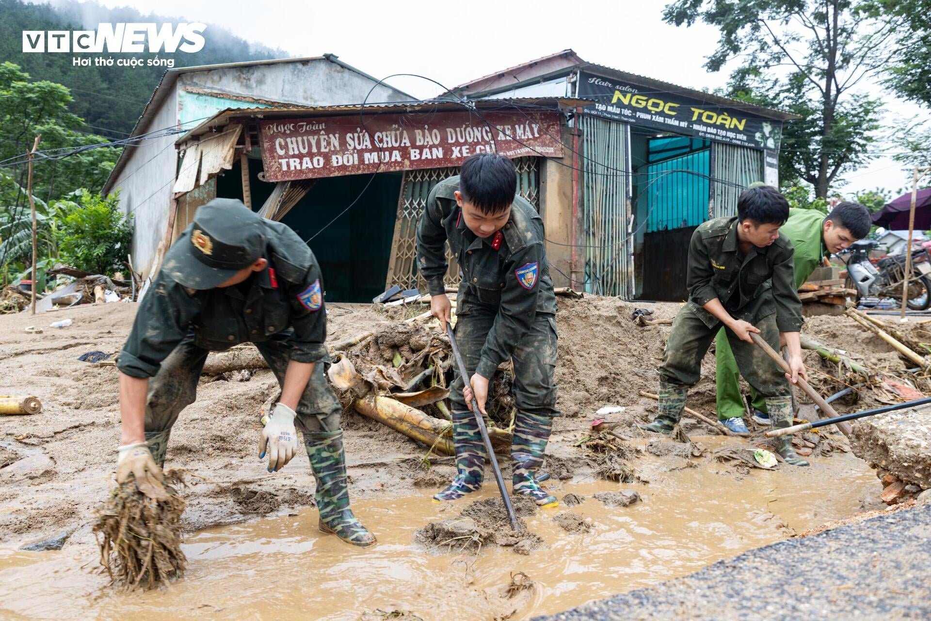 Những bàn tay không để hy vọng bị vùi lấp sau lũ dữ ở Mường Than - 6