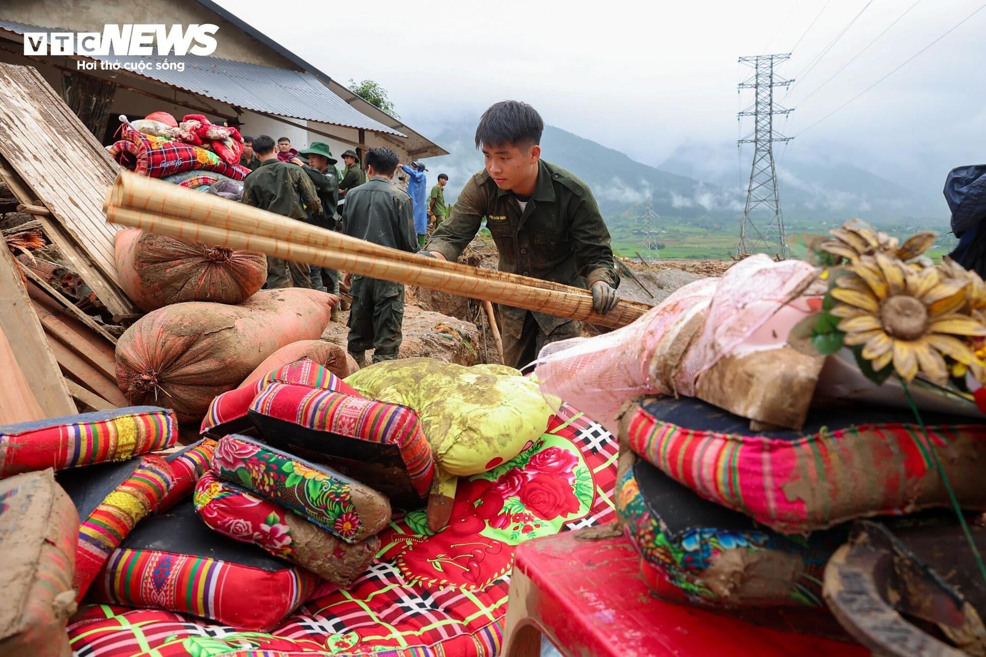 Những bàn tay không để hy vọng bị vùi lấp sau lũ dữ ở Mường Than - 7