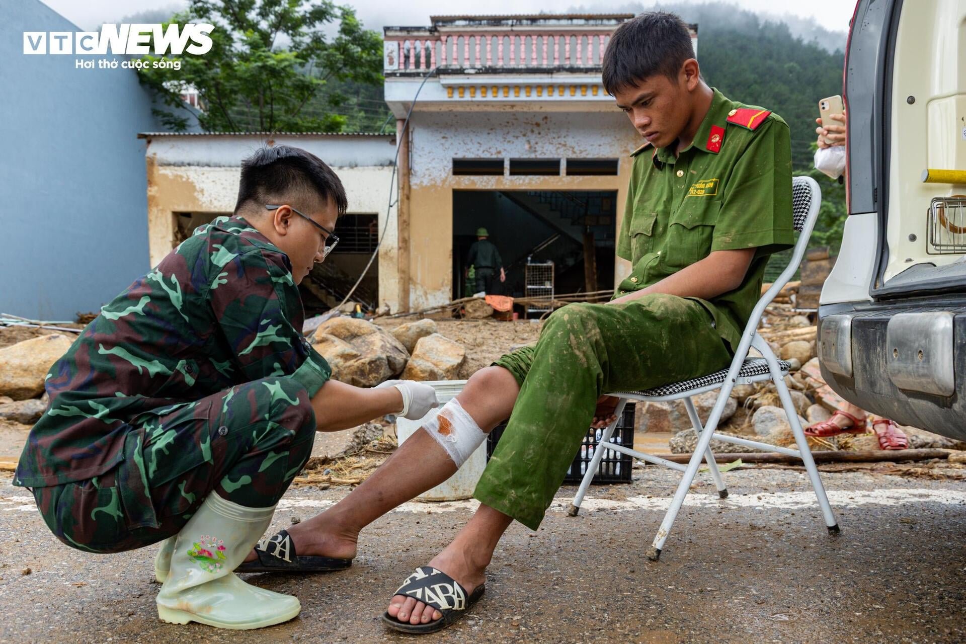 Những bàn tay không để hy vọng bị vùi lấp sau lũ dữ ở Mường Than - 9