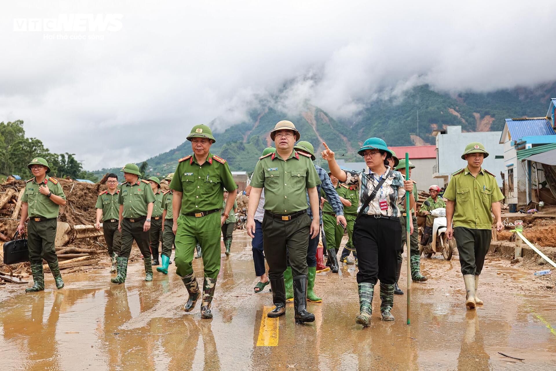 Những bàn tay không để hy vọng bị vùi lấp sau lũ dữ ở Mường Than - 12