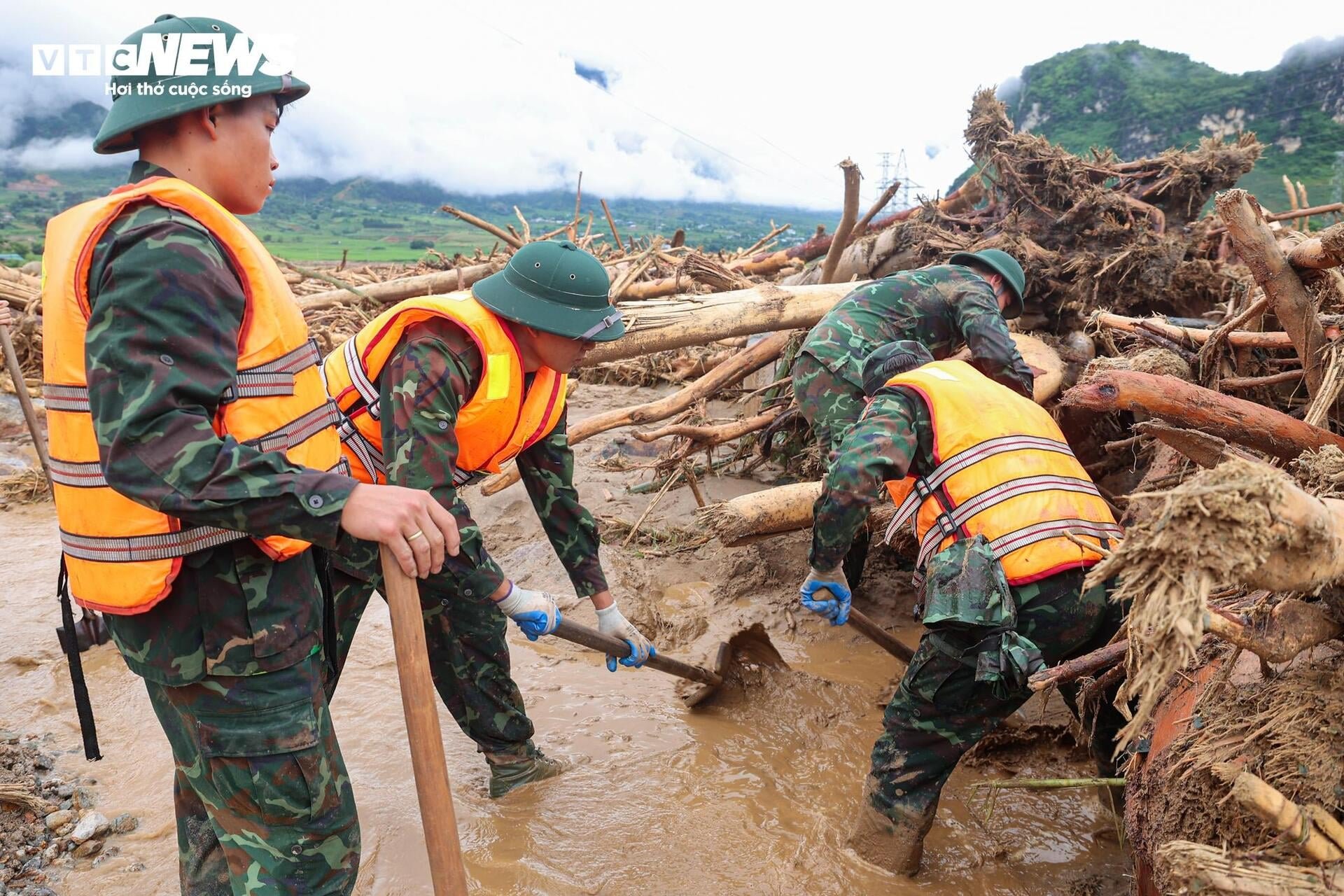 Những bàn tay không để hy vọng bị vùi lấp sau lũ dữ ở Mường Than - 16