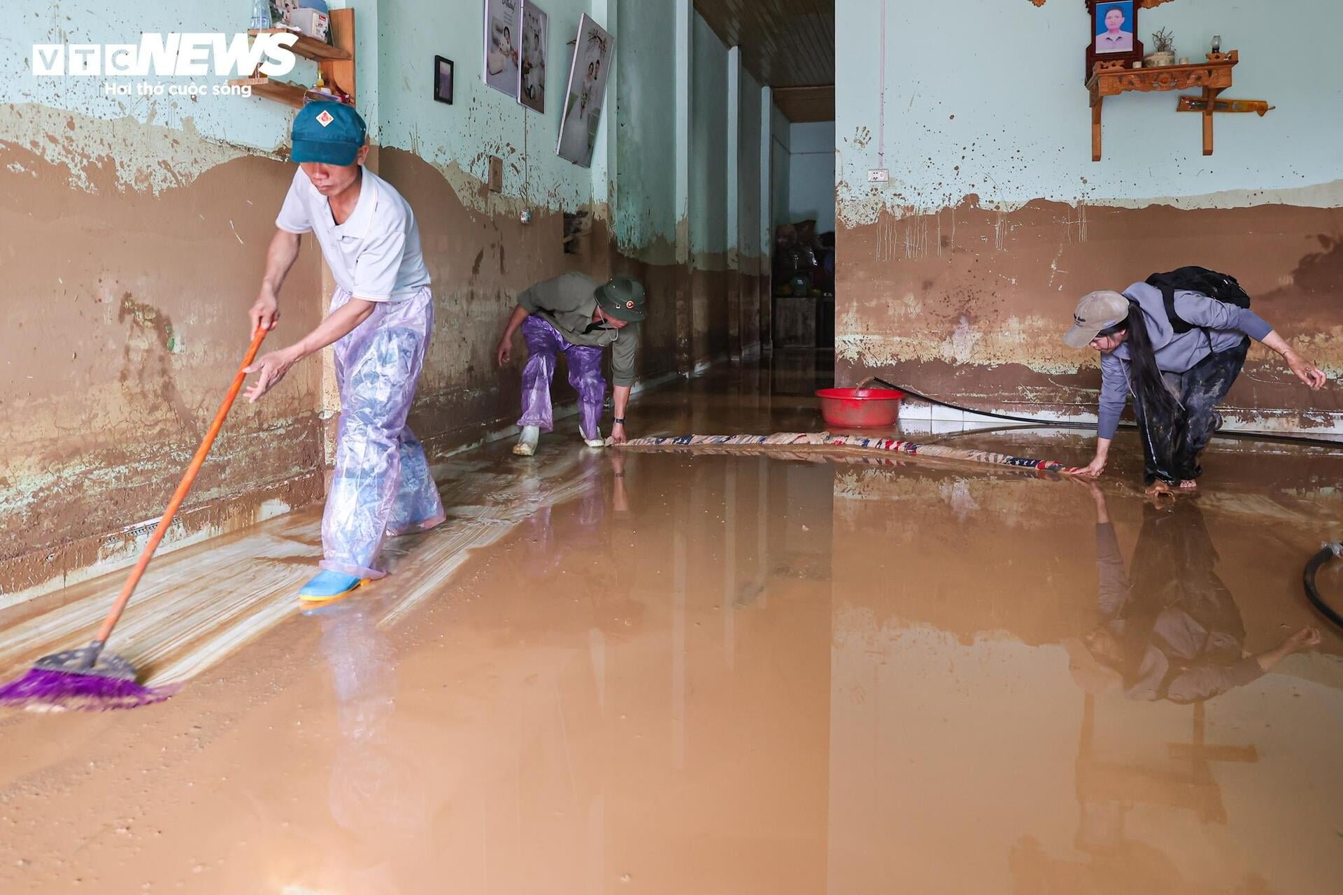 Những bàn tay không để hy vọng bị vùi lấp sau lũ dữ ở Mường Than - 21