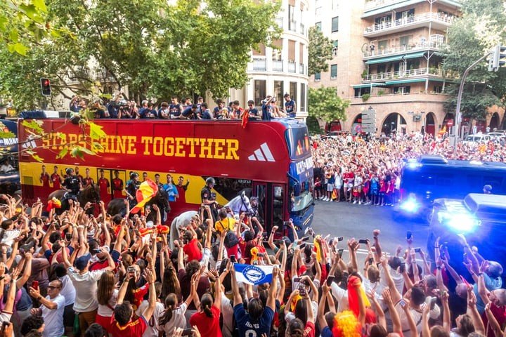 2 triệu người trên khắp các tuyến phố ở thủ đô Madrid chào đón đội tuyển. Trên thân xe nổi bật dòng chữ