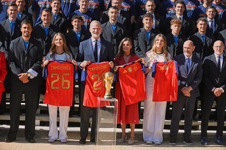 Vua Felipe VI, Hoàng hậu Letizia cùng Công chúa Leonor và Công nương Sofia chụp ảnh cùng các cầu thủ đội tuyển Tây Ban Nha tại Cung điện Zarzuela. (Ảnh: AP)